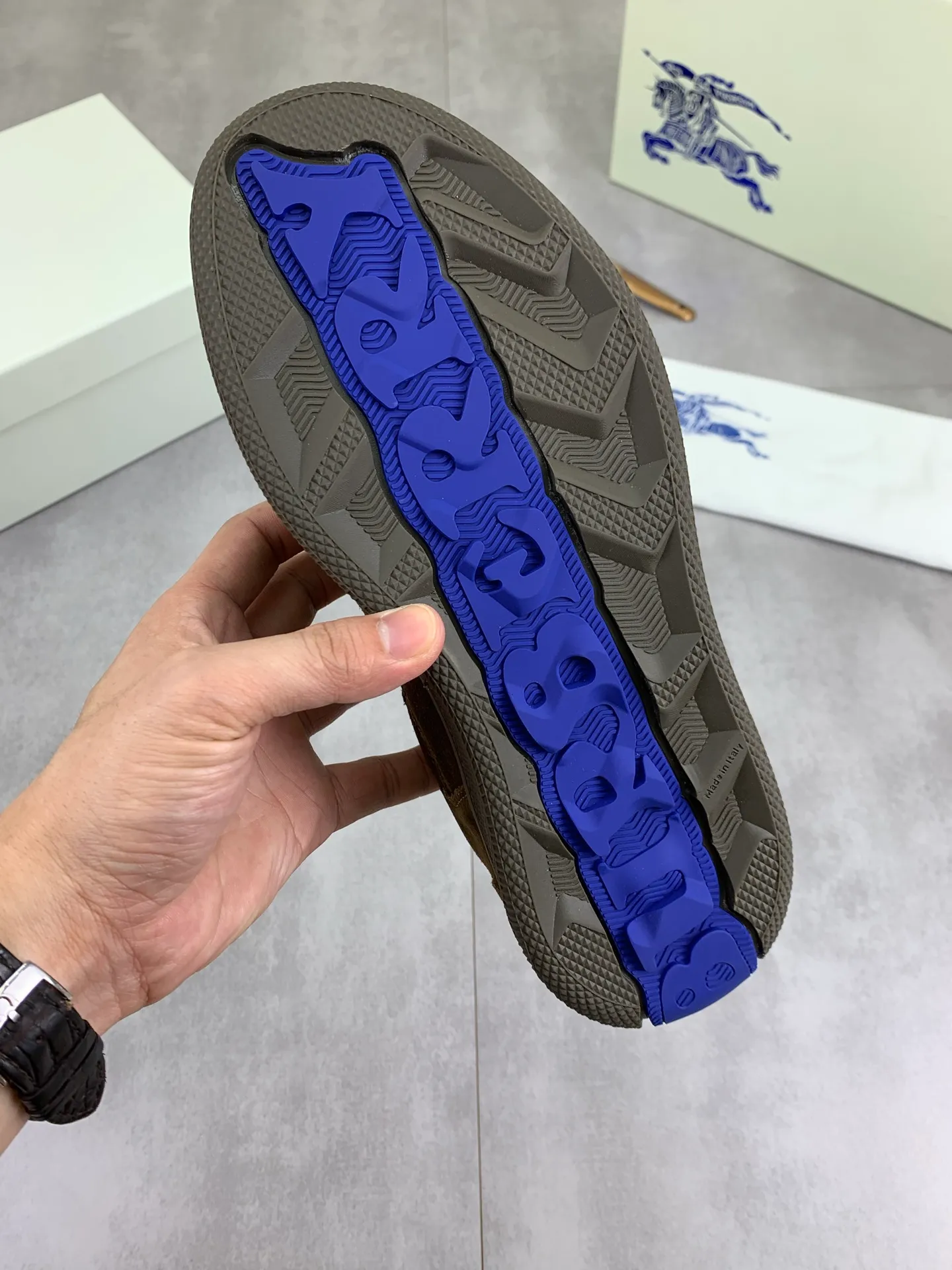 Factory price P640 [BURBERRY] Burberry - High-end quality original order - Upper: imported 🔝 original material - Inner lining: cowhide lining, feet; water-dyed cowhide - Outsole: ultra-light TPR rubber; two-color molded outsole - Super high quality control · Fine workmanship: highlighted (high-end, extravagance, grade) -Size: 39-45 (Male 38 46 can be customized) · Color: Multi-color optional